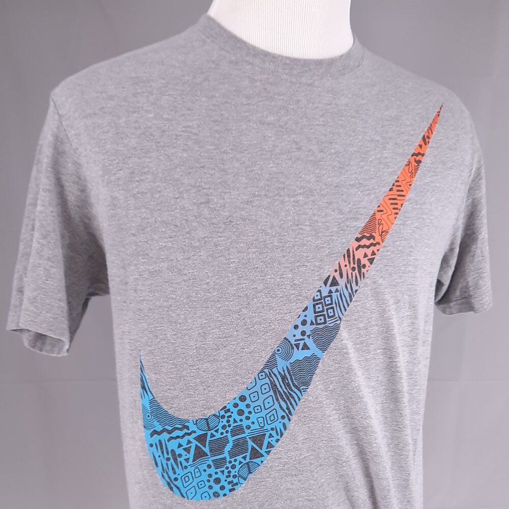 Nike Swoosh Gray T-Shirt Adult Large Multicolor Pattern Fill Logo